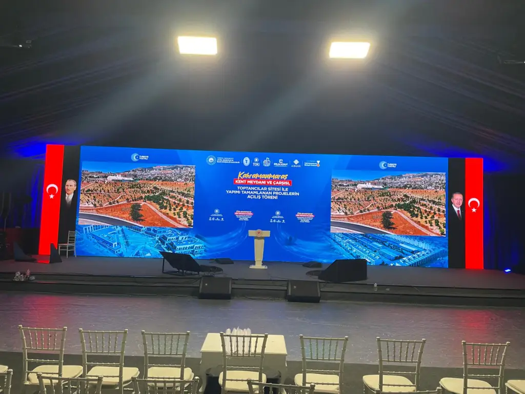 Kahramanmaraş açılış programında P1.9 indoor LED ekran ve protokol sahnesi kurulumu