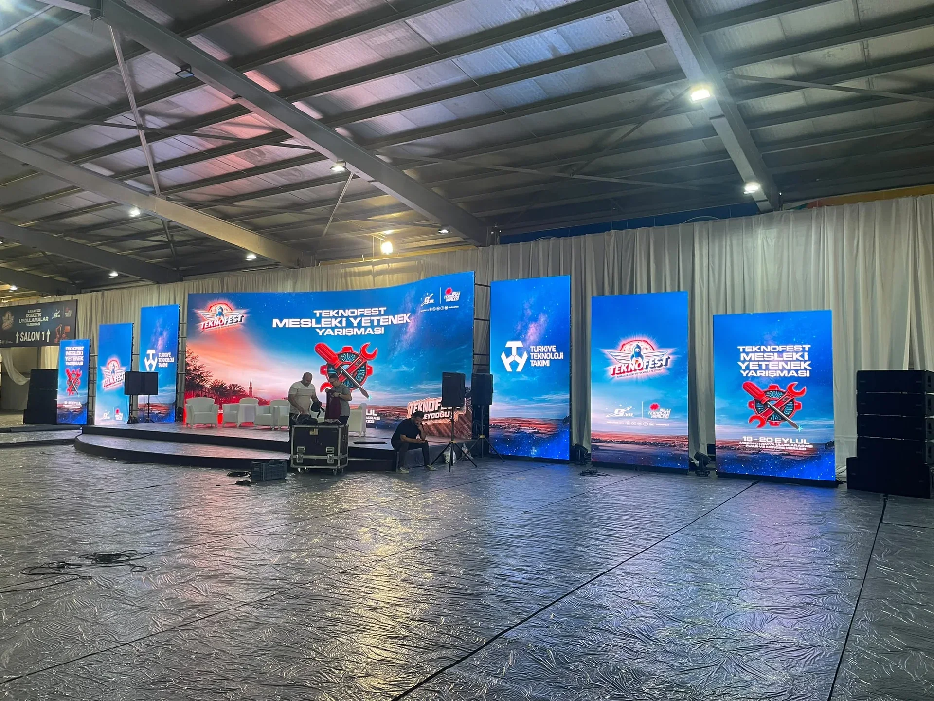 TEKNOFEST Diyarbakır kurulumunda P1.9 LED ekranlar, sahne önündeki teknik kasalar ve yandaki ses sistemi