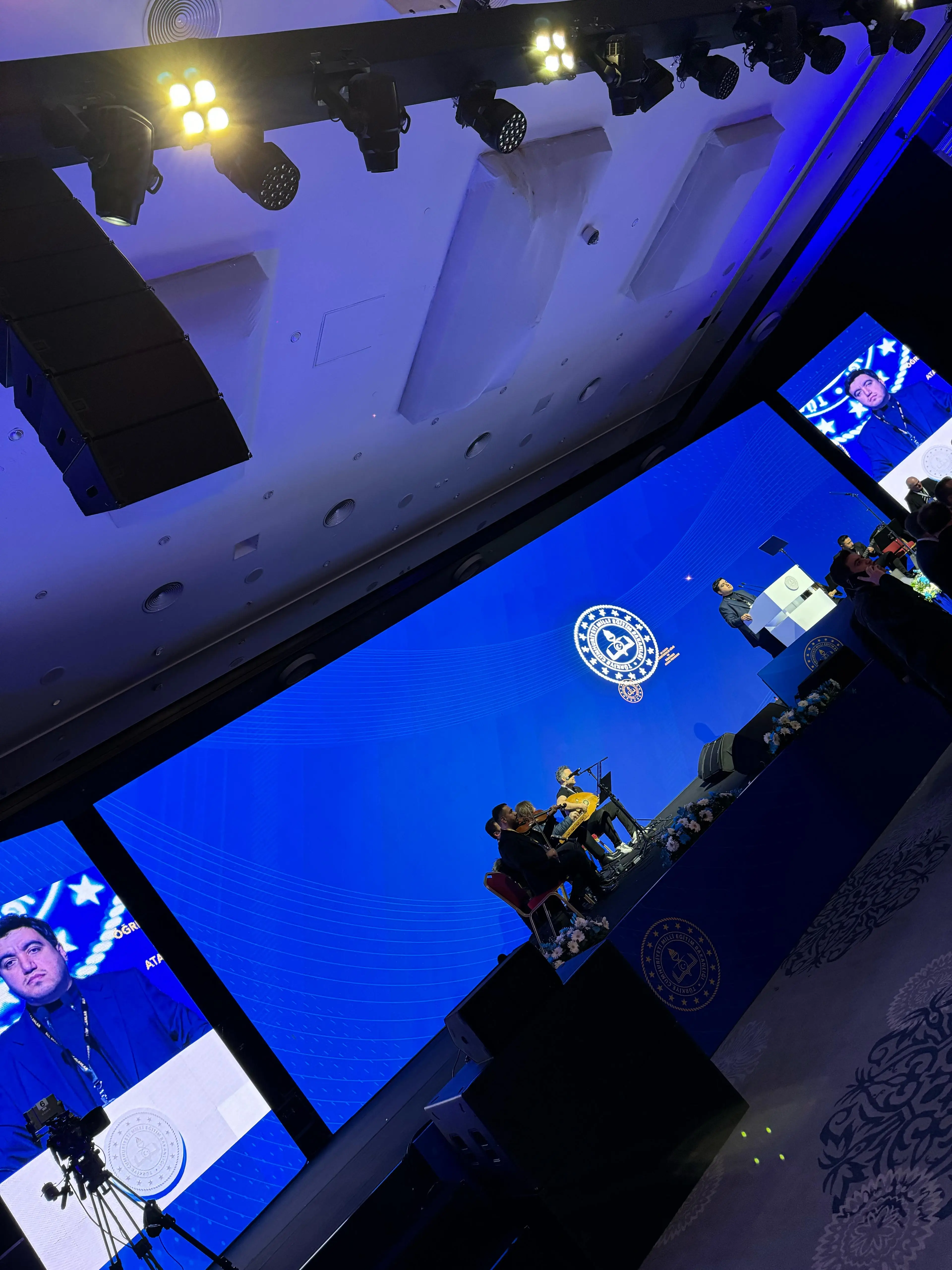 Kurumsal lansman sahnesi ve özel tasarım - Marka entegrasyonlu sahne