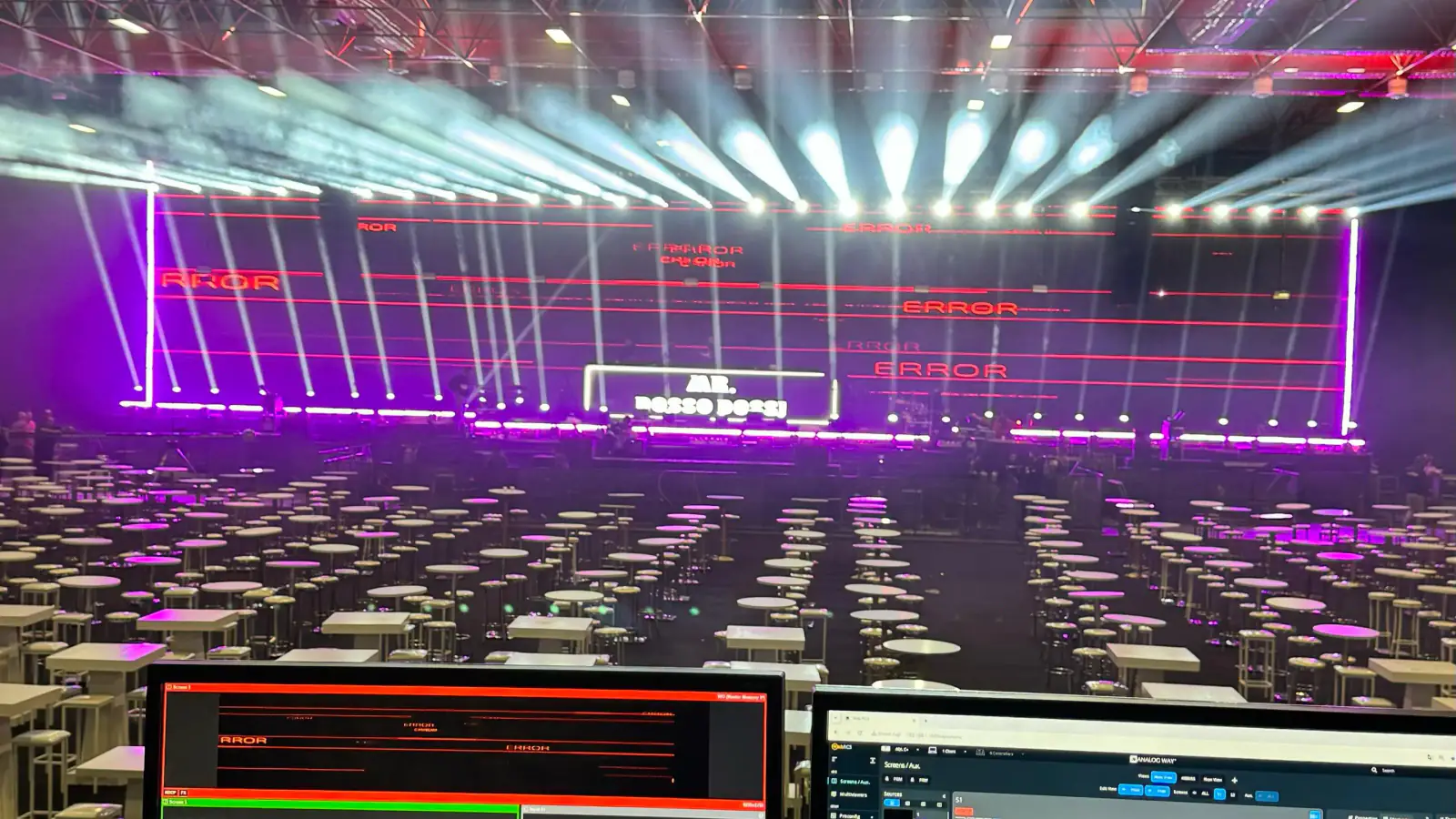 Profesyonel sahne kurulumu - Konser sahnesinde truss sistemleri, LED ekran ve ışık performansı