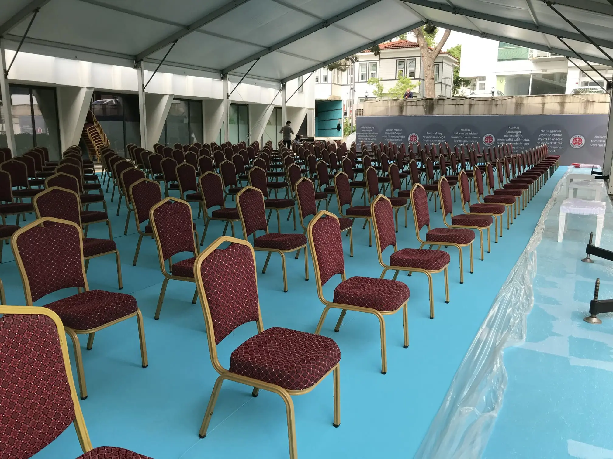 Açık hava etkinliğinde dayanıklı masa sandalye kurulumu