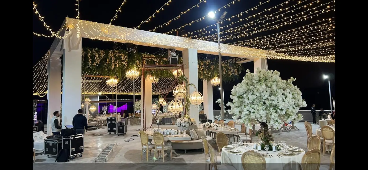 Düğün organizasyonunda şık masa düzeni ve dekorasyon