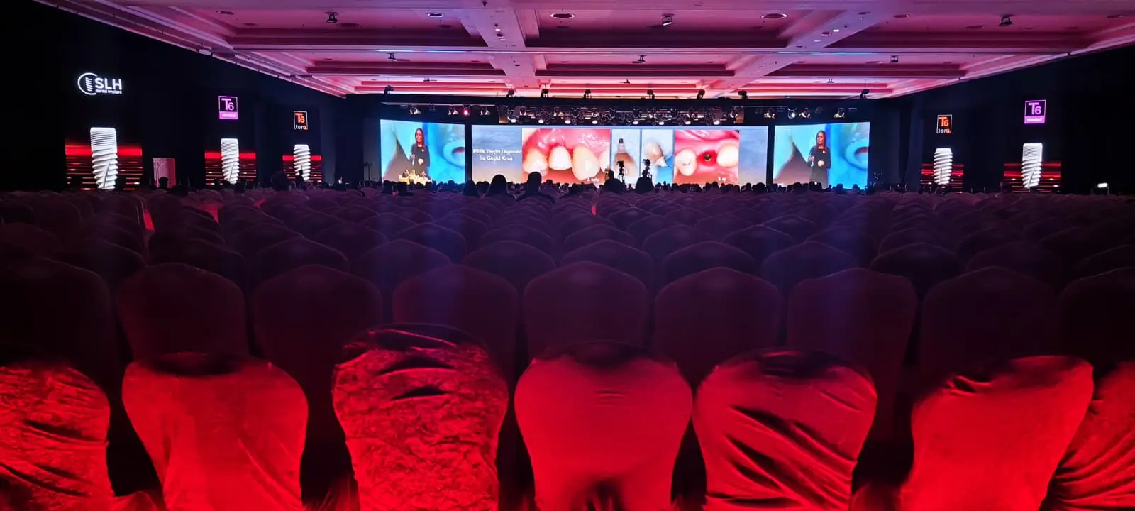 Kurumsal bir etkinlik için hazırlanmış sandalye düzeni